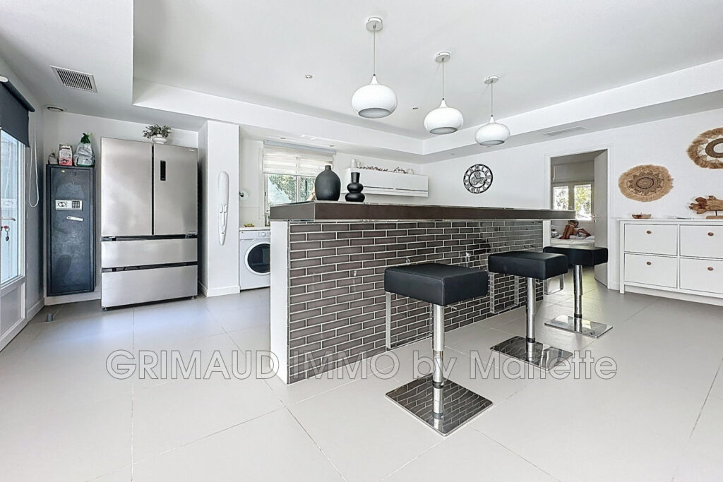 Villa plein sud avec piscine, proche centre Sainte-Maxime – 5 pièces – 4 chambres – 146.60 m²