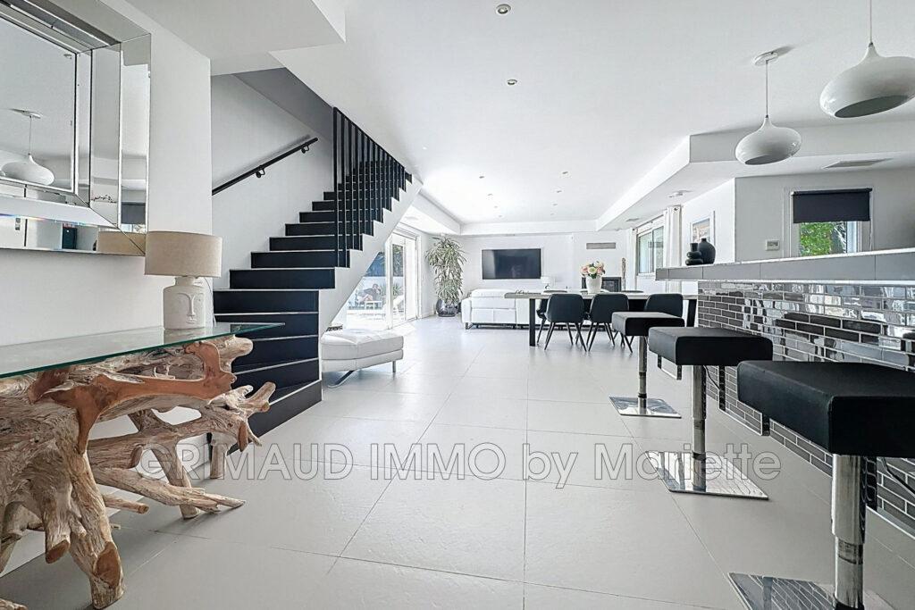 Villa plein sud avec piscine, proche centre Sainte-Maxime – 5 pièces – 4 chambres – 146.60 m²