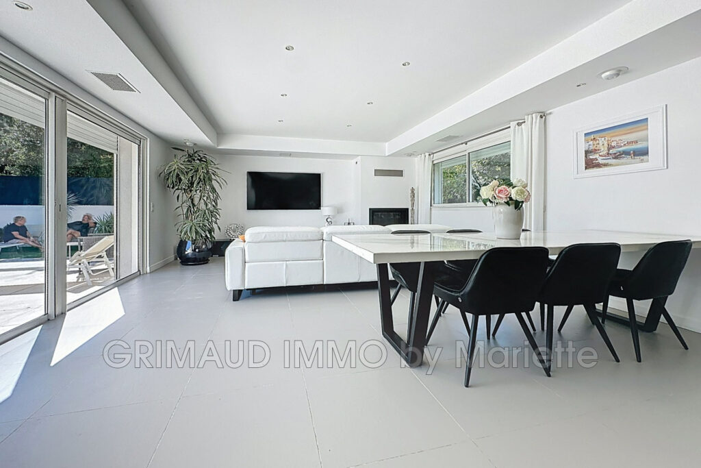 Villa plein sud avec piscine, proche centre Sainte-Maxime – 5 pièces – 4 chambres – 146.60 m²