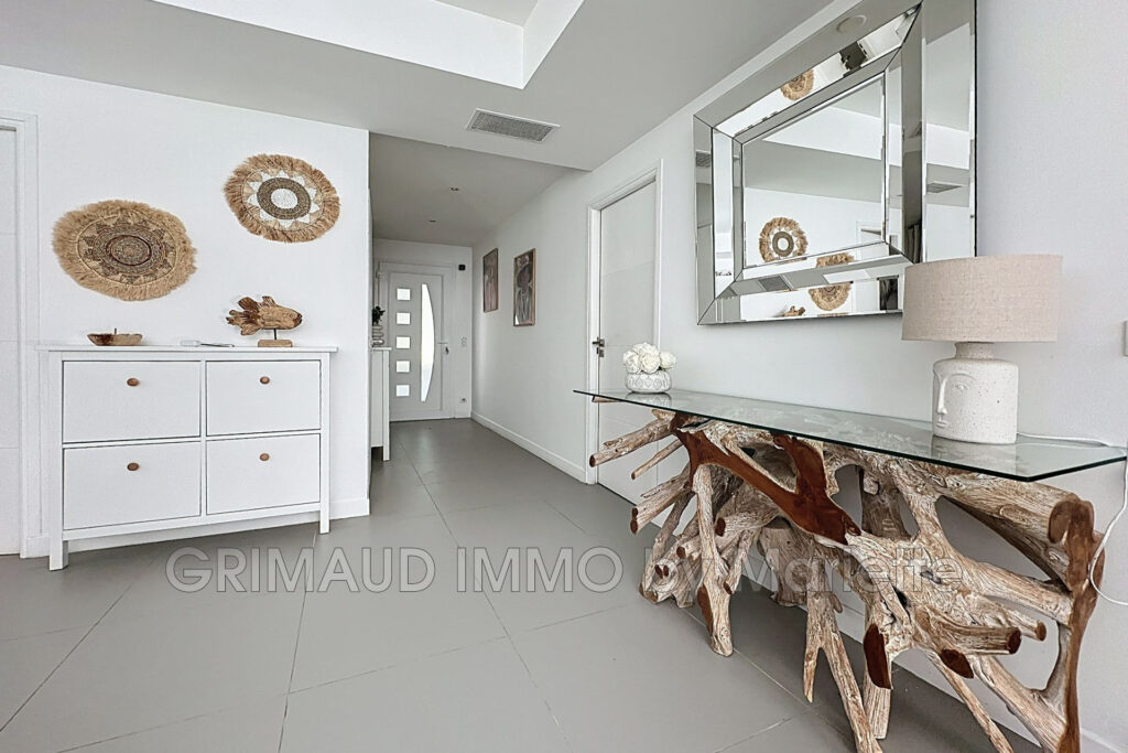 Villa plein sud avec piscine, proche centre Sainte-Maxime – 5 pièces – 4 chambres – 146.60 m²