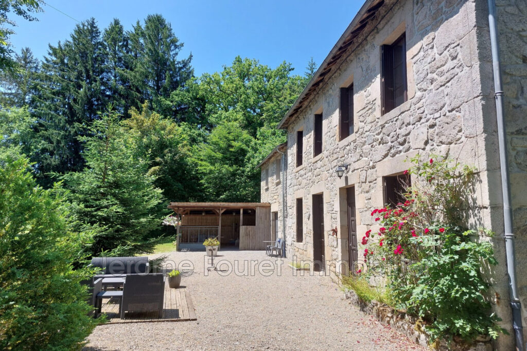 Propriété avec chambres d’hôtes  proche Égletons – NR pièces – 8 chambres – 298.34 m²