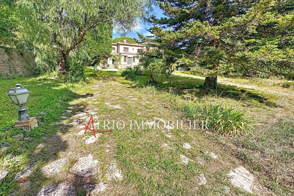 Dans le secteur vaux/collettes , dans un écrin de verdure. Bel – 8 pièces – 6 chambres – 230.00 m²