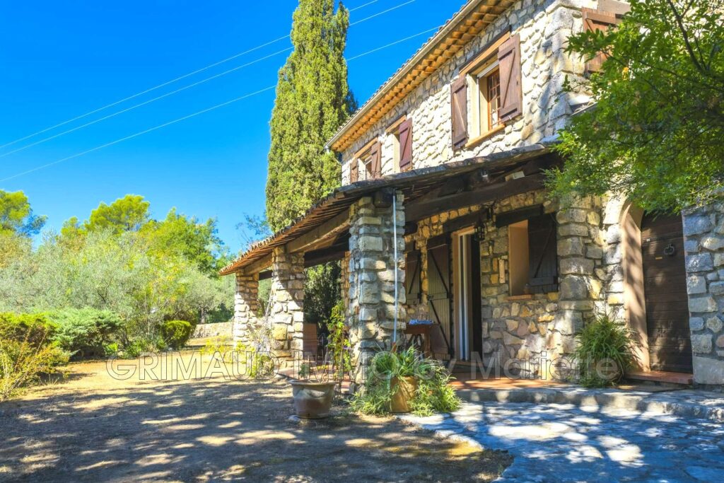 Ensemble de plusieurs maisons en pierres seches avec piscine e – 10 pièces – 7 chambres – 4