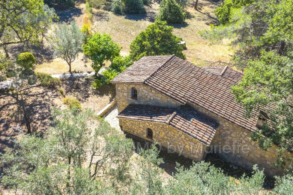 Ensemble de plusieurs maisons en pierres seches avec piscine e – 10 pièces – 7 chambres – 4