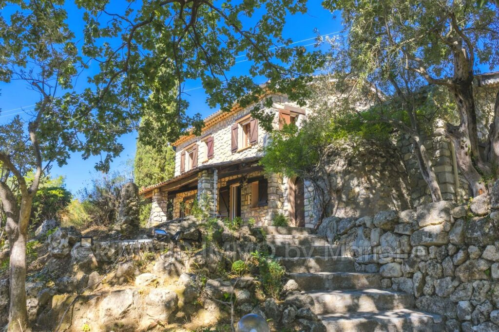 Ensemble de plusieurs maisons en pierres seches avec piscine e – 10 pièces – 7 chambres – 4