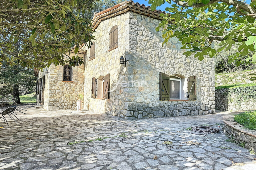 Domaine rare s’étend sur 12 hectares  – 9 pièces – 7 chambres – 400.00 m²