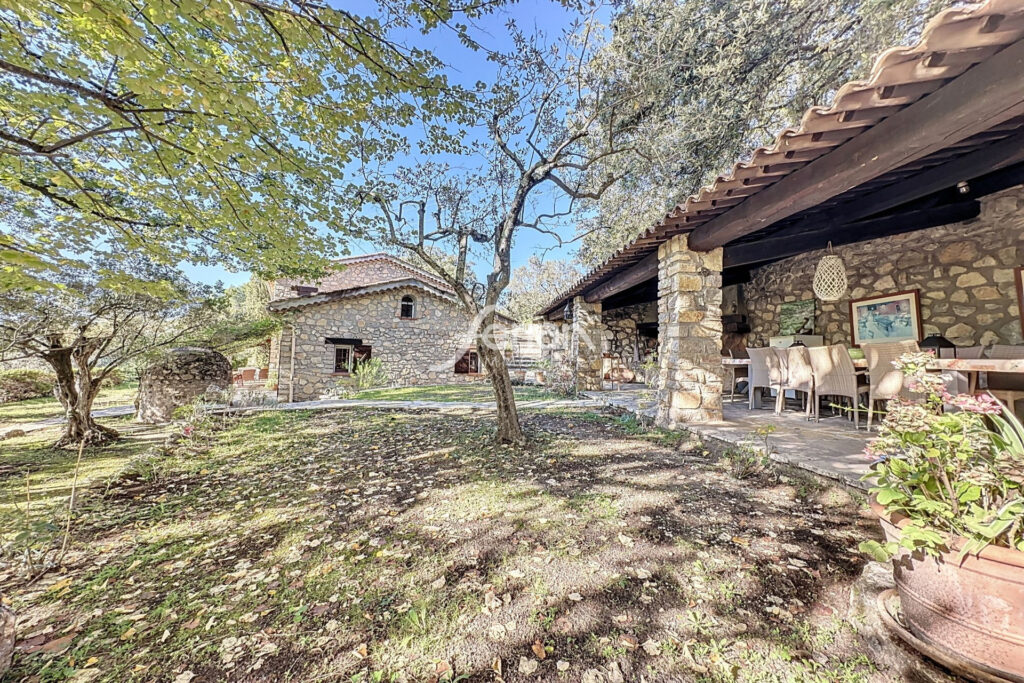 Domaine rare s’étend sur 12 hectares  – 9 pièces – 7 chambres – 400.00 m²