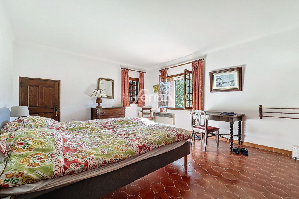 Domaine rare s’étend sur 12 hectares  – 9 pièces – 7 chambres – 400.00 m²