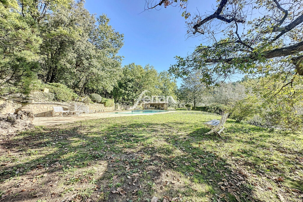 Domaine rare s’étend sur 12 hectares  – 9 pièces – 7 chambres – 400.00 m²