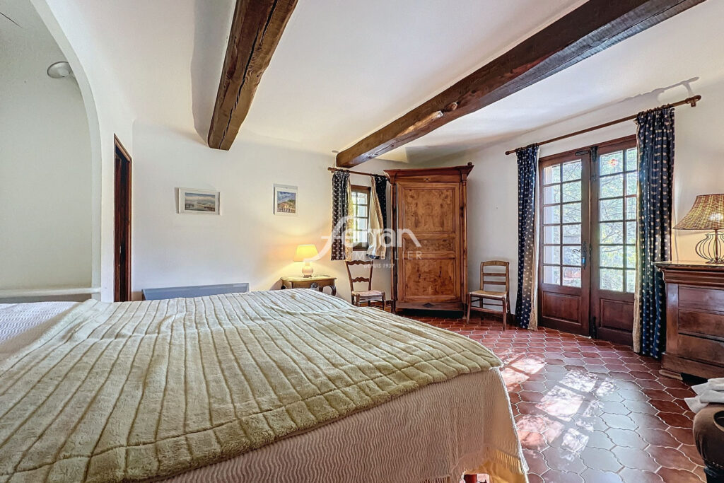 Domaine rare s’étend sur 12 hectares  – 9 pièces – 7 chambres – 400.00 m²