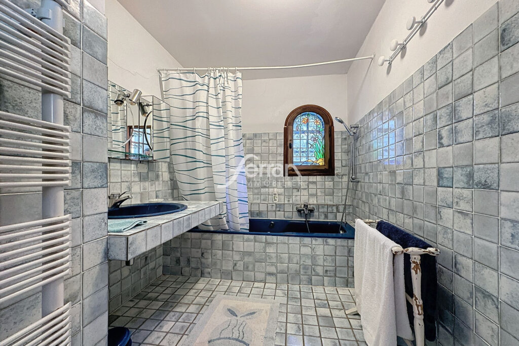 Domaine rare s’étend sur 12 hectares  – 9 pièces – 7 chambres – 400.00 m²