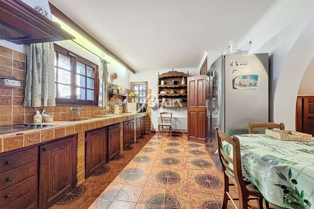 Domaine rare s’étend sur 12 hectares  – 9 pièces – 7 chambres – 400.00 m²