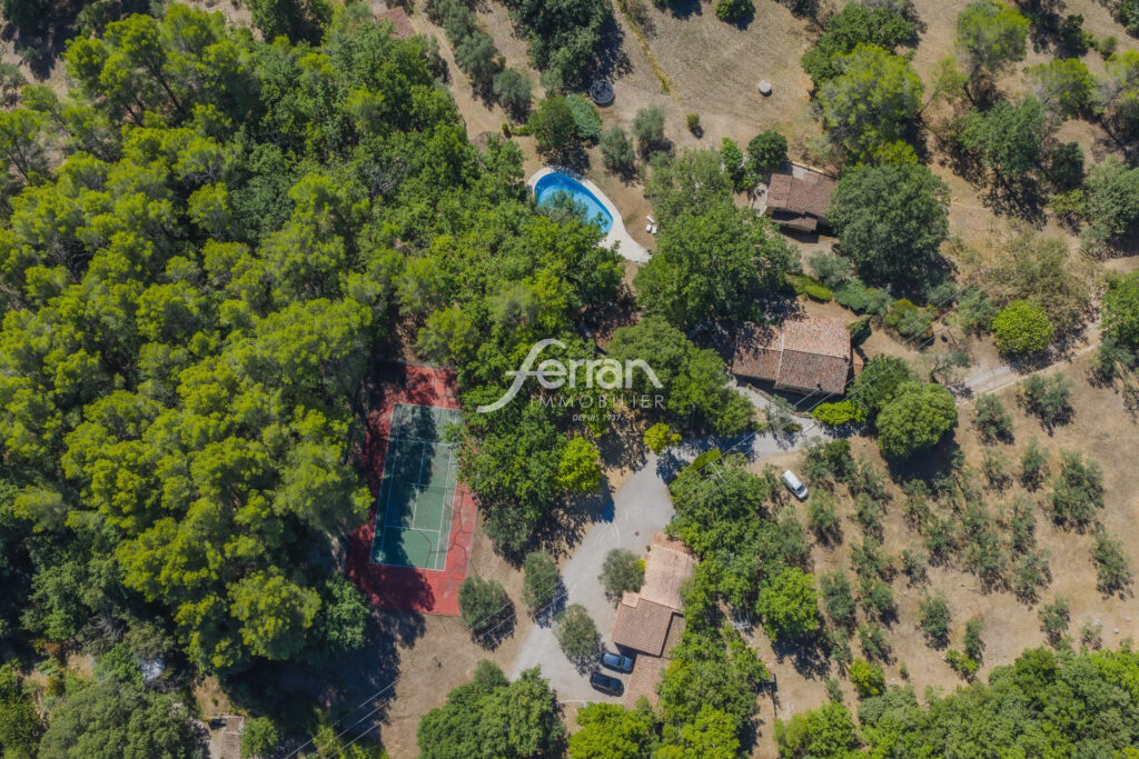 Domaine rare s’étend sur 12 hectares  – 9 pièces – 7 chambres – 400.00 m²