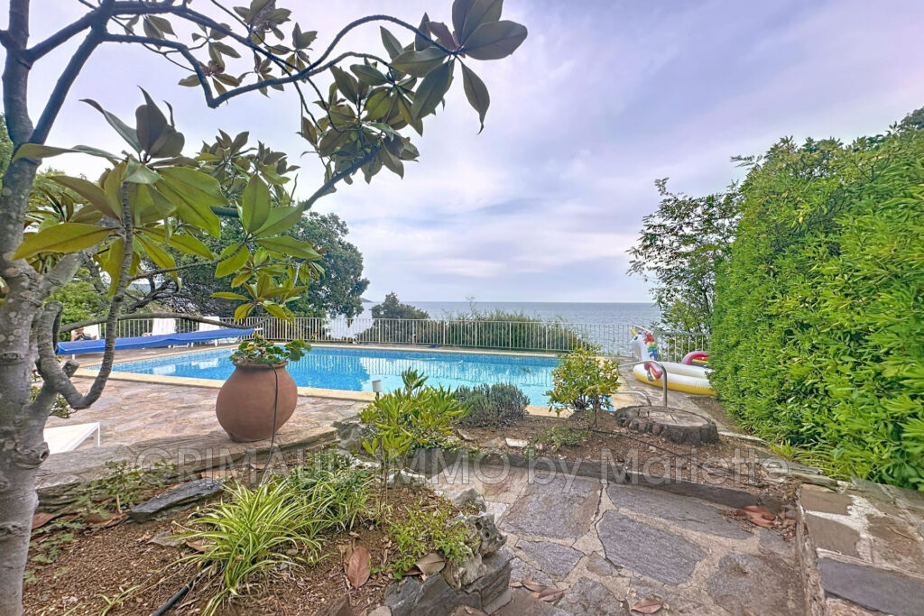 PROPRIÉTÉ D’EXCEPTION – PIED DANS L’EAU – VUE MER A COUPER LE  – 10 pièces – 8 chambres – 187.37 m²