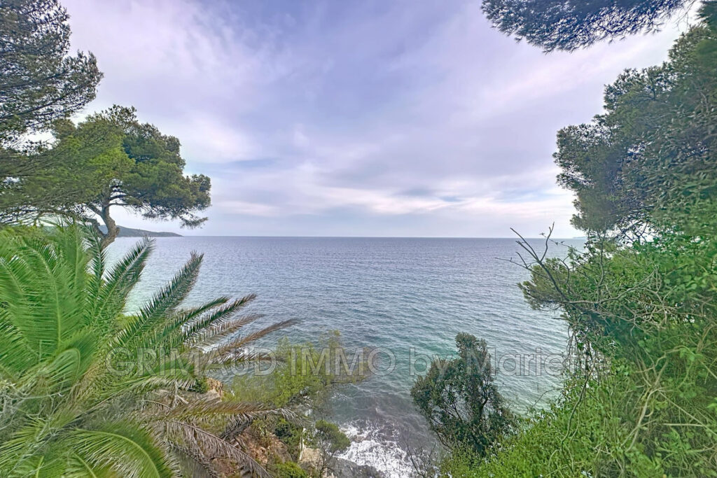 PROPRIÉTÉ D’EXCEPTION – PIED DANS L’EAU – VUE MER A COUPER LE  – 10 pièces – 8 chambres – 187.37 m²