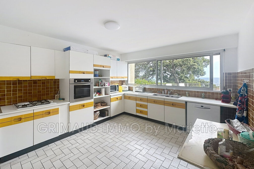 PROPRIÉTÉ D’EXCEPTION – PIED DANS L’EAU – VUE MER A COUPER LE  – 10 pièces – 8 chambres – 187.37 m²