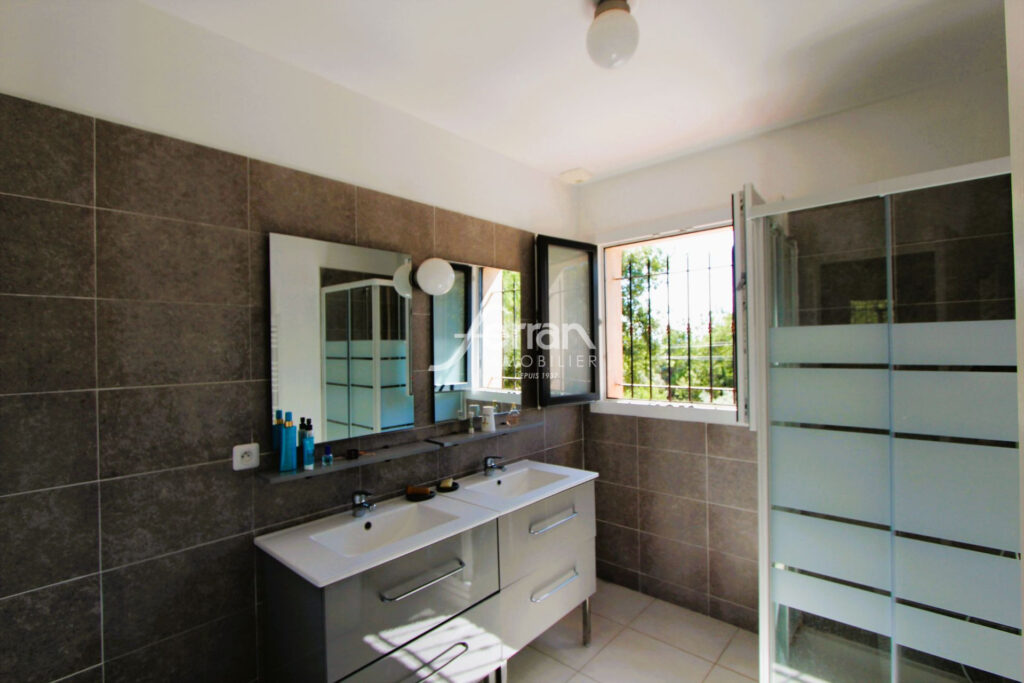 A vendre à Lorgues maison récente 105m² et 1068 m² de terrain  – 4 pièces – 3 chambres – 110.00 m²