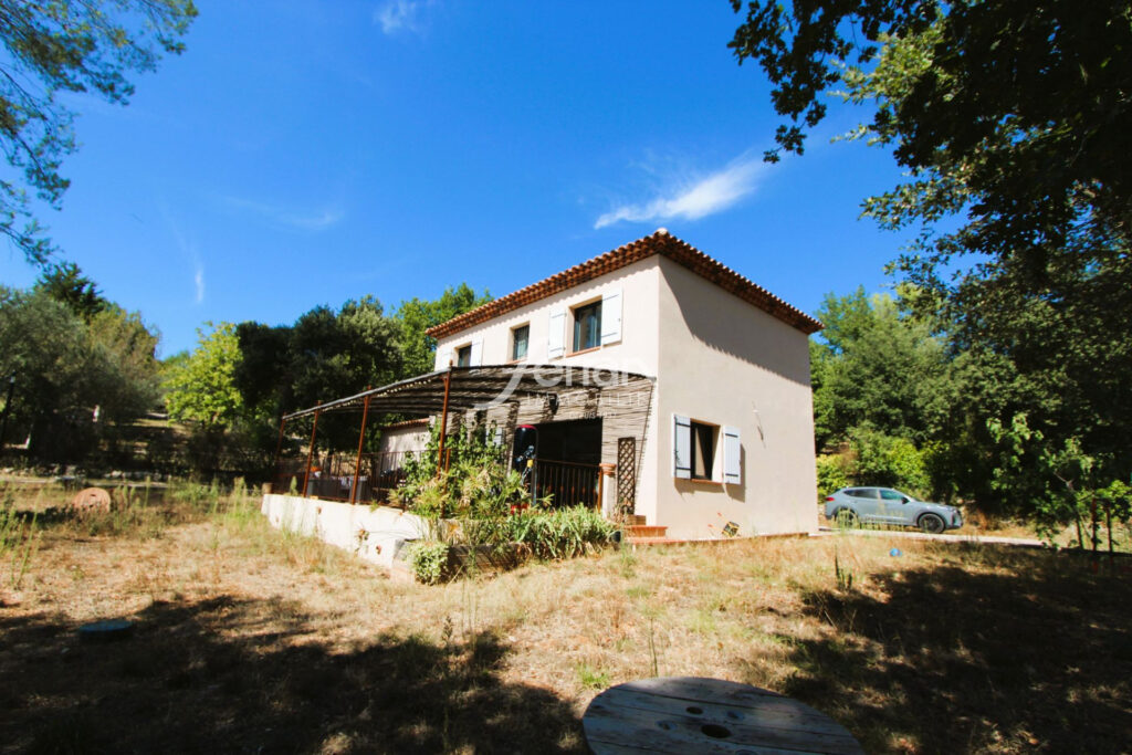 A vendre à Lorgues maison récente 105m² et 1068 m² de terrain  – 4 pièces – 3 chambres – 110.00 m²