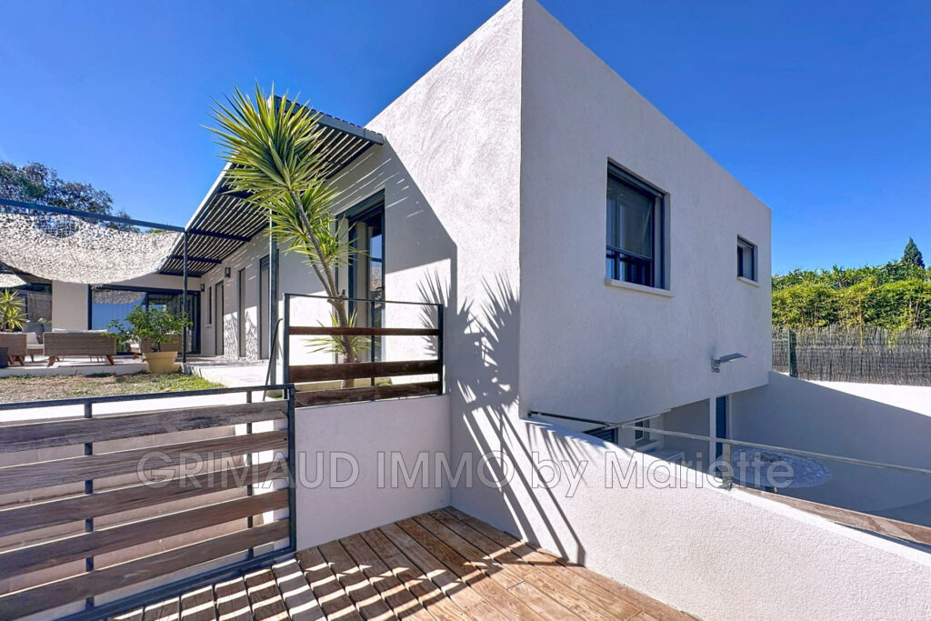 Belle villa contemporaine avec piscine et cuisine d’été – 5 pièces – 4 chambres – 168.00 m²