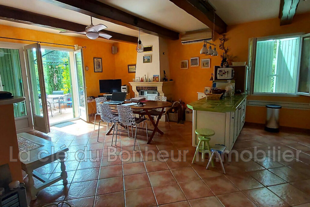 Villa 85.63 m² sur Terrain Arboré de 1526 m² avec Piscine – NR pièces – 3 chambres – 85.63 m²