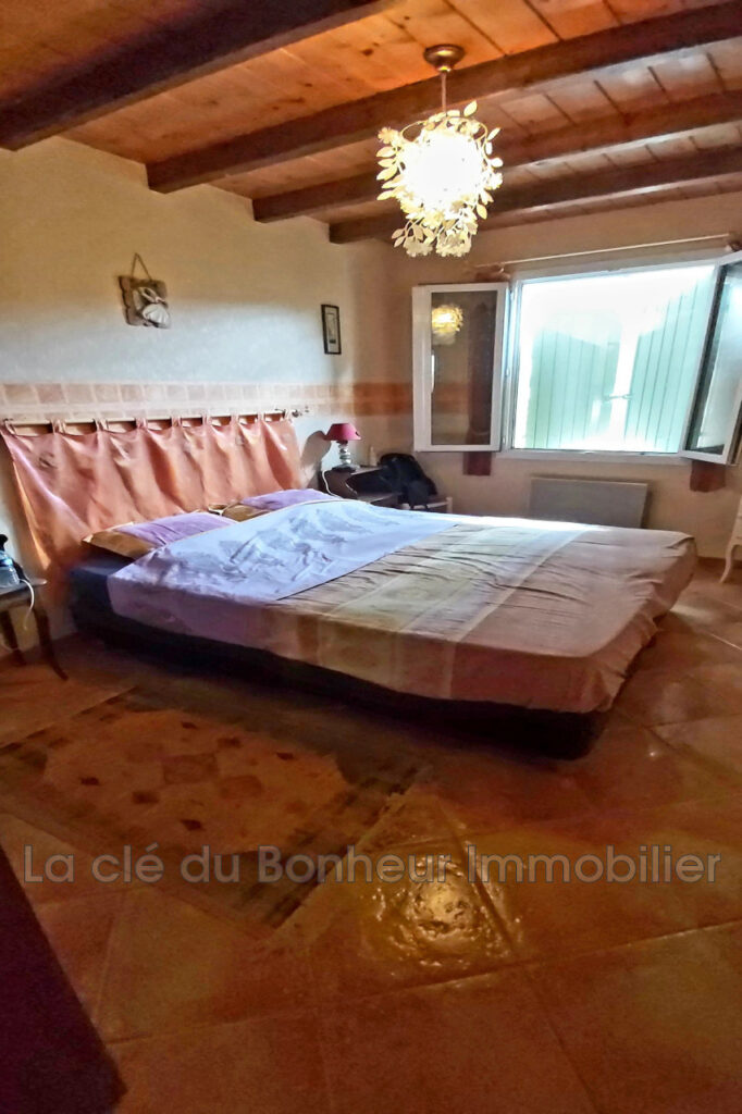 Villa 85.63 m² sur Terrain Arboré de 1526 m² avec Piscine – NR pièces – 3 chambres – 85.63 m²