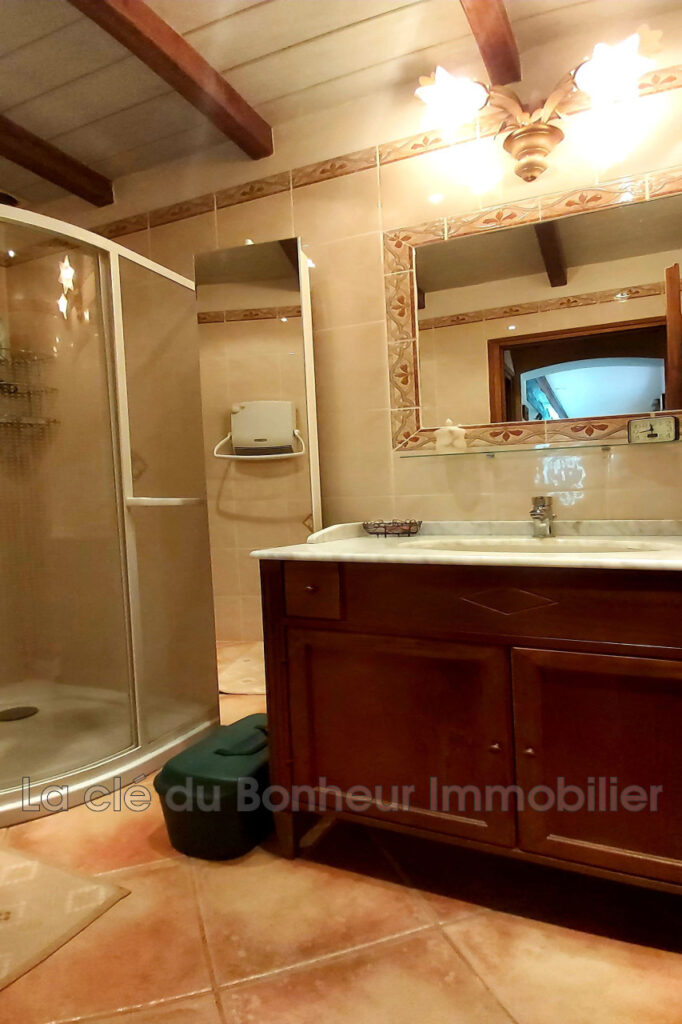 Villa 85.63 m² sur Terrain Arboré de 1526 m² avec Piscine – NR pièces – 3 chambres – 85.63 m²