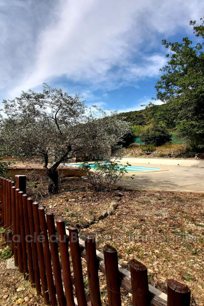 Villa 85.63 m² sur Terrain Arboré de 1526 m² avec Piscine – NR pièces – 3 chambres – 85.63 m²