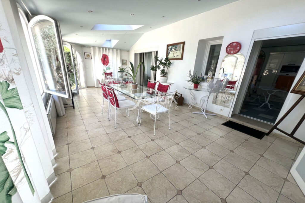 Draguignan, maison des années 20 avec piscine. – 9 pièces – 3 chambres – 222.00 m²