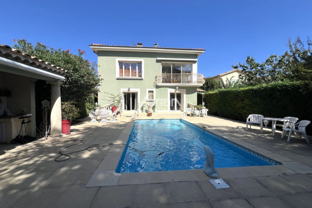Draguignan, maison des années 20 avec piscine. – 9 pièces – 3 chambres – 222.00 m²