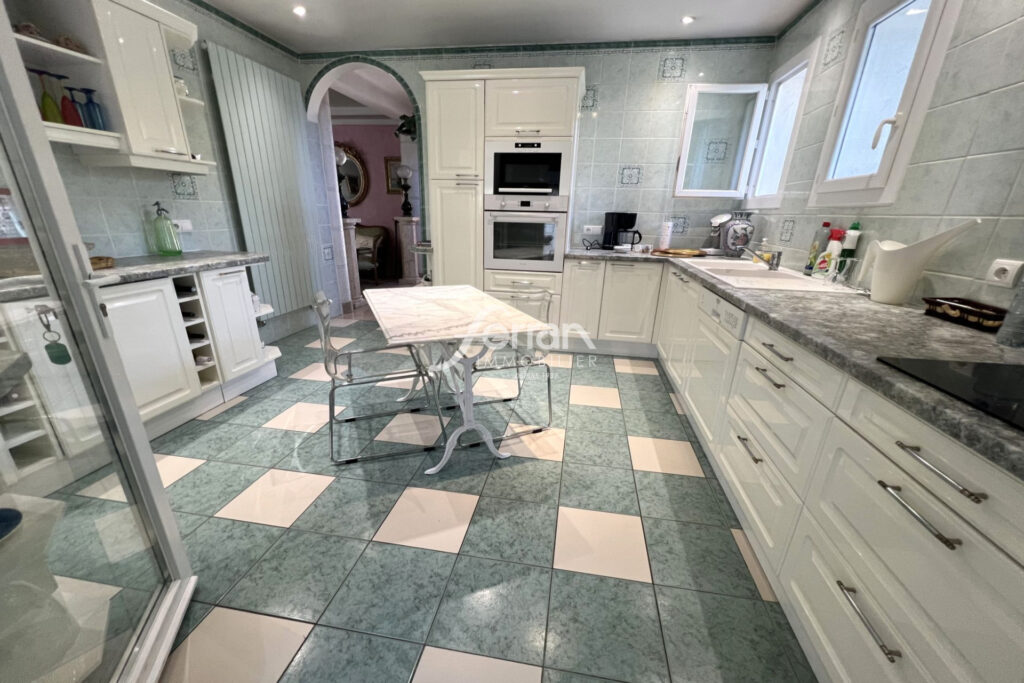 Draguignan, maison des années 20 avec piscine. – 9 pièces – 3 chambres – 222.00 m²