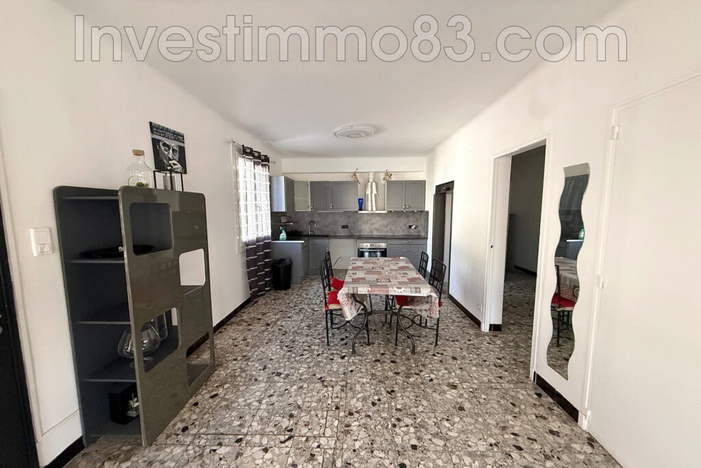 Au coeur du village et proche des commodités, belle maison de  – 4 pièces – 3 chambres – 125.00 m²