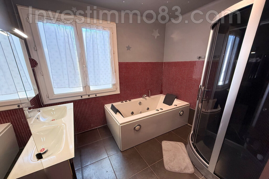 Au coeur du village et proche des commodités, belle maison de  – 4 pièces – 3 chambres – 125.00 m²