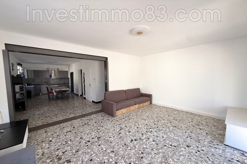 Au coeur du village et proche des commodités, belle maison de  – 4 pièces – 3 chambres – 125.00 m²