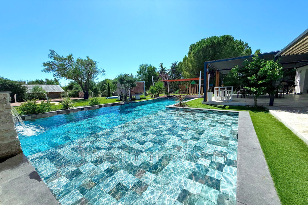 Proche des commodités, dans un quartier recherché, magnifique  – 10 pièces – 8 chambres – 203.00 m²