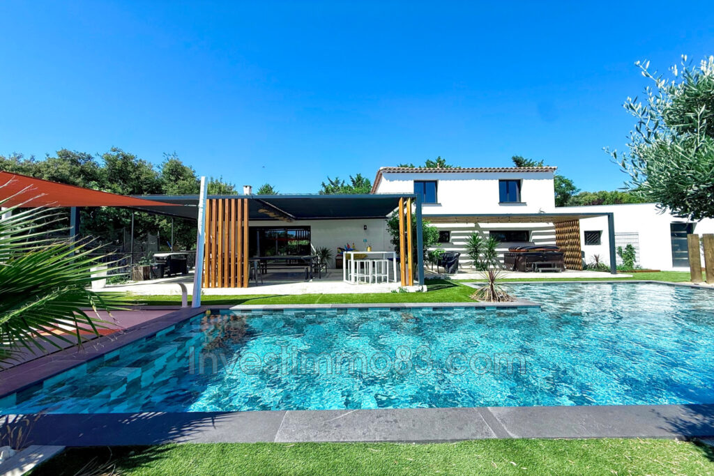 Proche des commodités, dans un quartier recherché, magnifique  – 10 pièces – 8 chambres – 203.00 m²