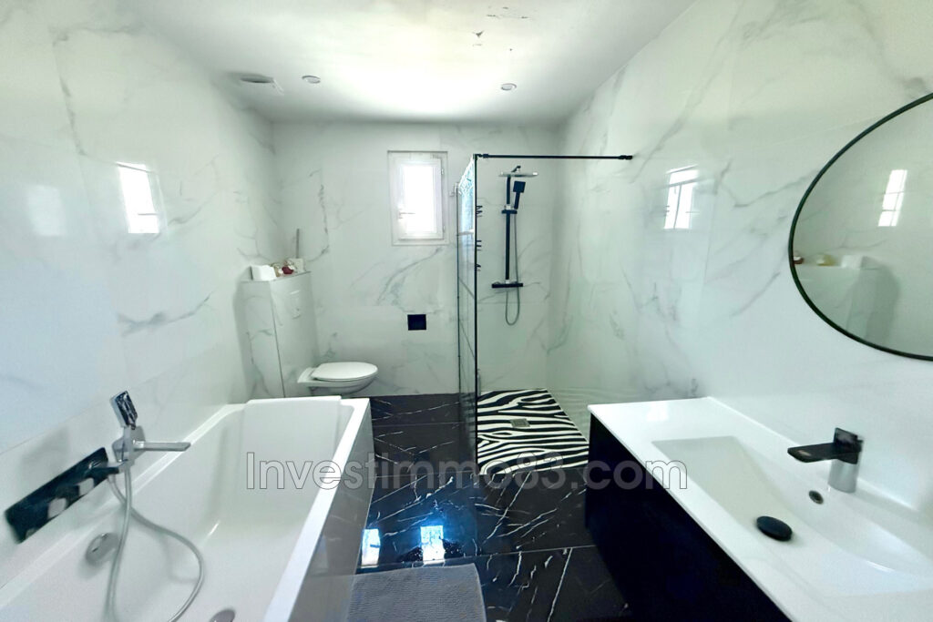 Proche des commodités, dans un quartier recherché, magnifique  – 10 pièces – 8 chambres – 203.00 m²