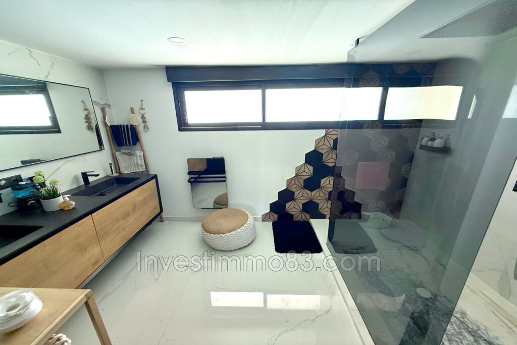 Proche des commodités, dans un quartier recherché, magnifique  – 10 pièces – 8 chambres – 203.00 m²