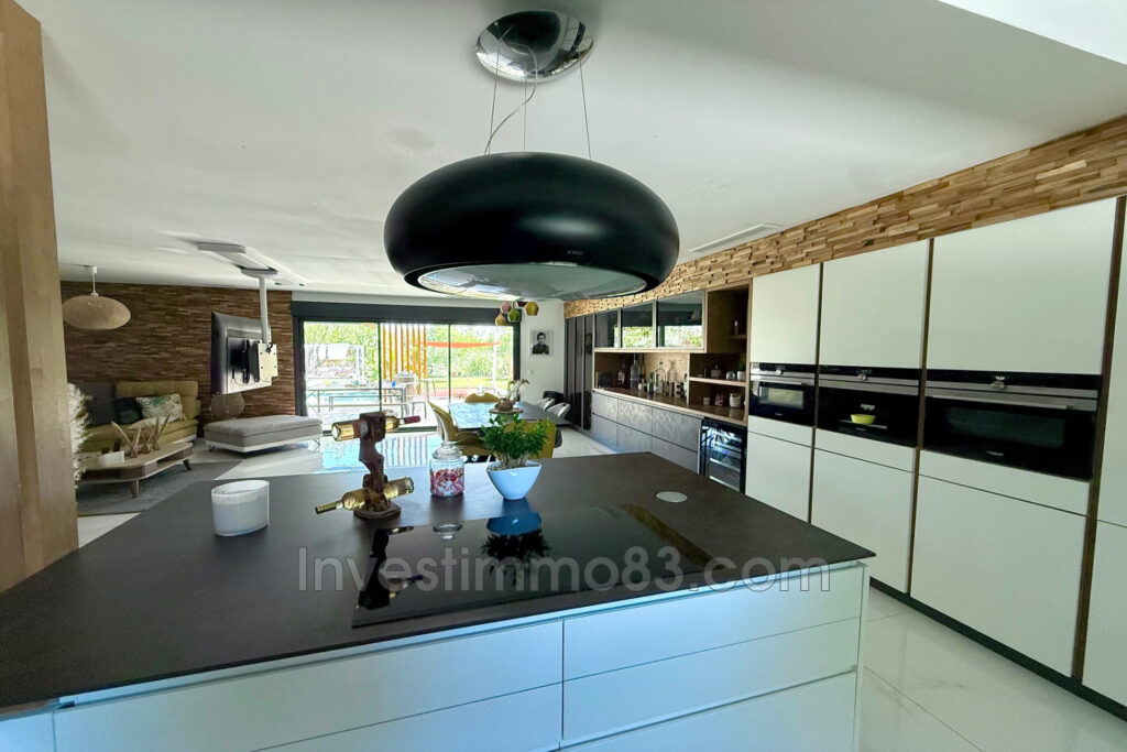 Proche des commodités, dans un quartier recherché, magnifique  – 10 pièces – 8 chambres – 203.00 m²