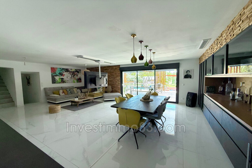 Proche des commodités, dans un quartier recherché, magnifique  – 10 pièces – 8 chambres – 203.00 m²