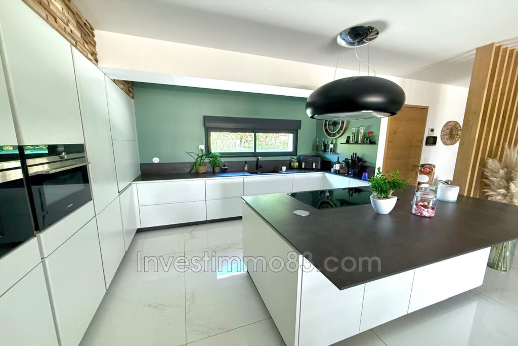 Proche des commodités, dans un quartier recherché, magnifique  – 10 pièces – 8 chambres – 203.00 m²