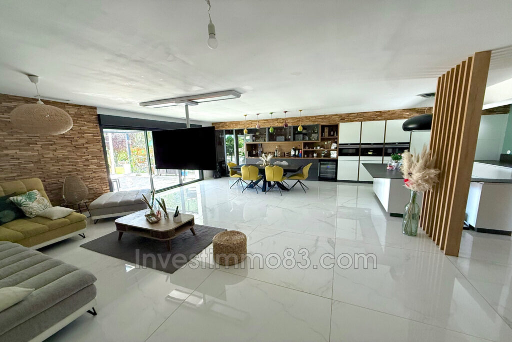 Proche des commodités, dans un quartier recherché, magnifique  – 10 pièces – 8 chambres – 203.00 m²