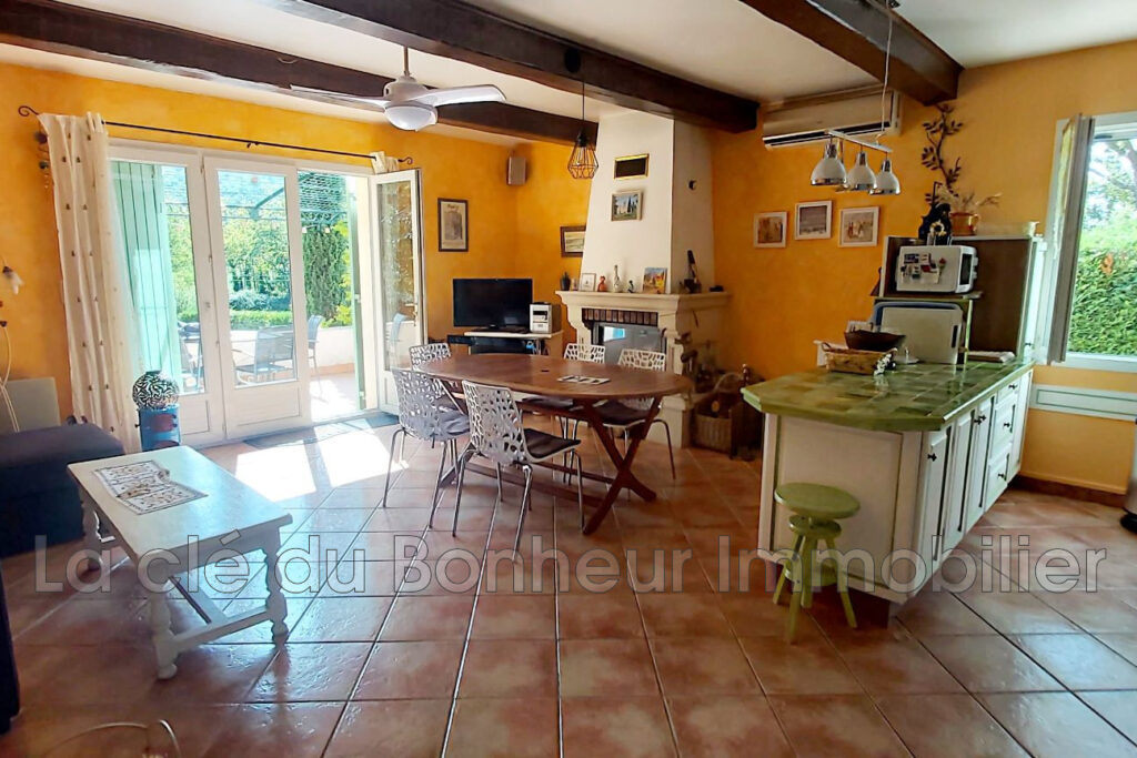 Villa 85.63 m² sur Terrain Arboré de 1526 m² avec Piscine – NR pièces – 3 chambres – 85.63 m²
