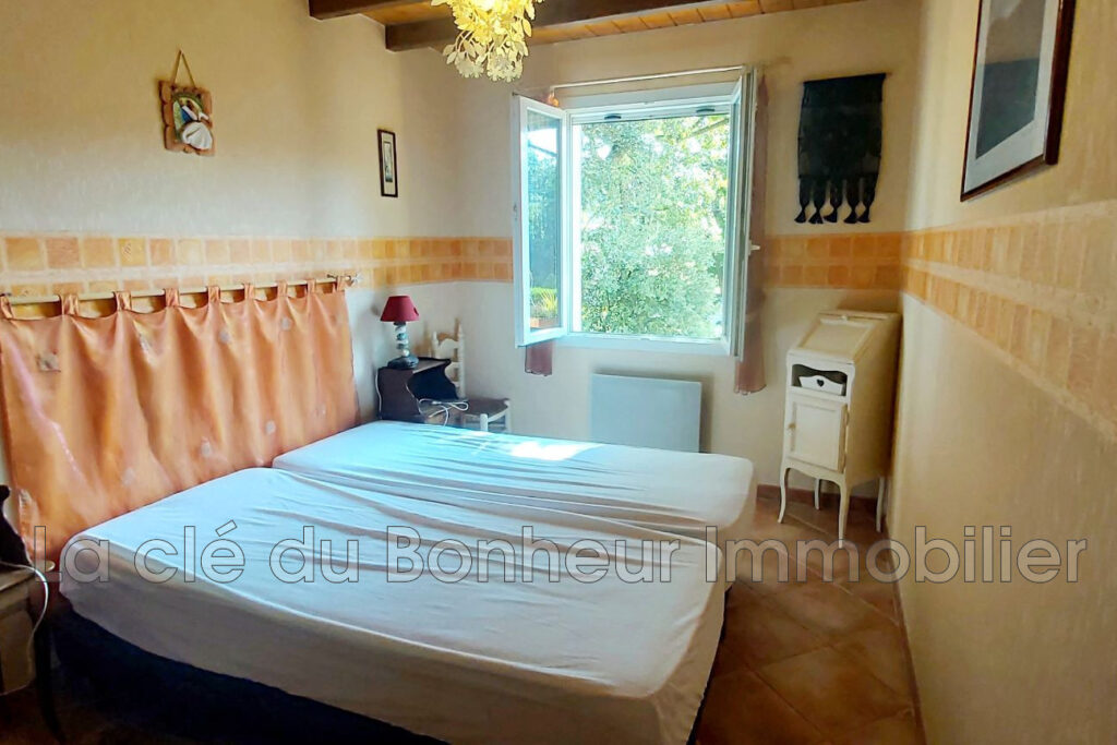 Villa 85.63 m² sur Terrain Arboré de 1526 m² avec Piscine – NR pièces – 3 chambres – 85.63 m²