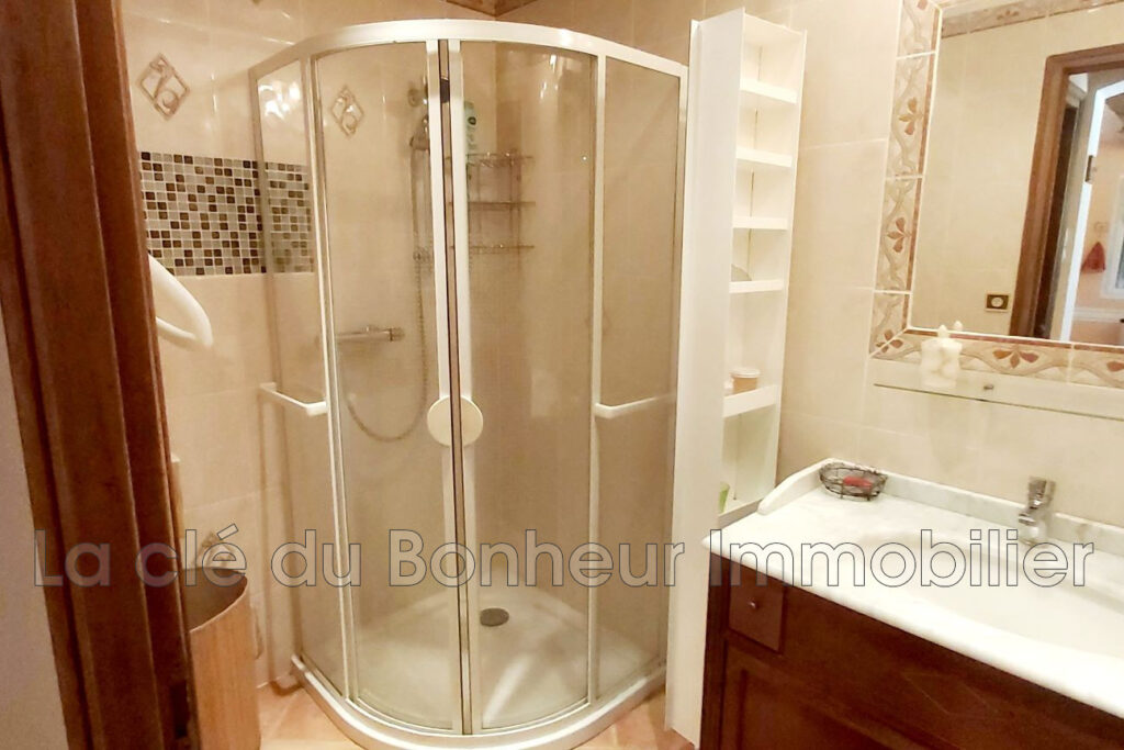 Villa 85.63 m² sur Terrain Arboré de 1526 m² avec Piscine – NR pièces – 3 chambres – 85.63 m²