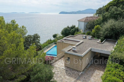PROPRIÉTÉ D&rsquo;EXCEPTION – PIED DANS L&rsquo;EAU – VUE MER A COUPER LE  – 10 pièces – 8 chambres – 187.37 m²