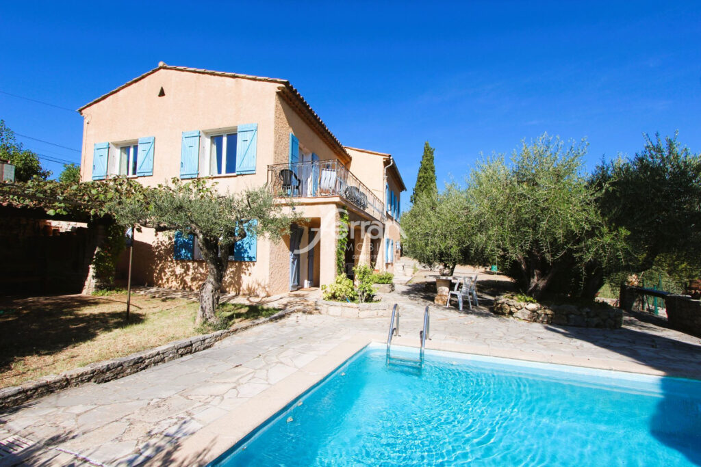 Proche village de Flayosc Villa 200m², 1448m² terrain et vue p – 6 pièces – 5 chambres – 206.00 m²