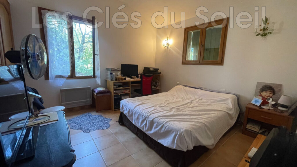 Maison individuelle avec garage à Brignoles  Située dans un se – 6 pièces – 4 chambres – 135.00 m²