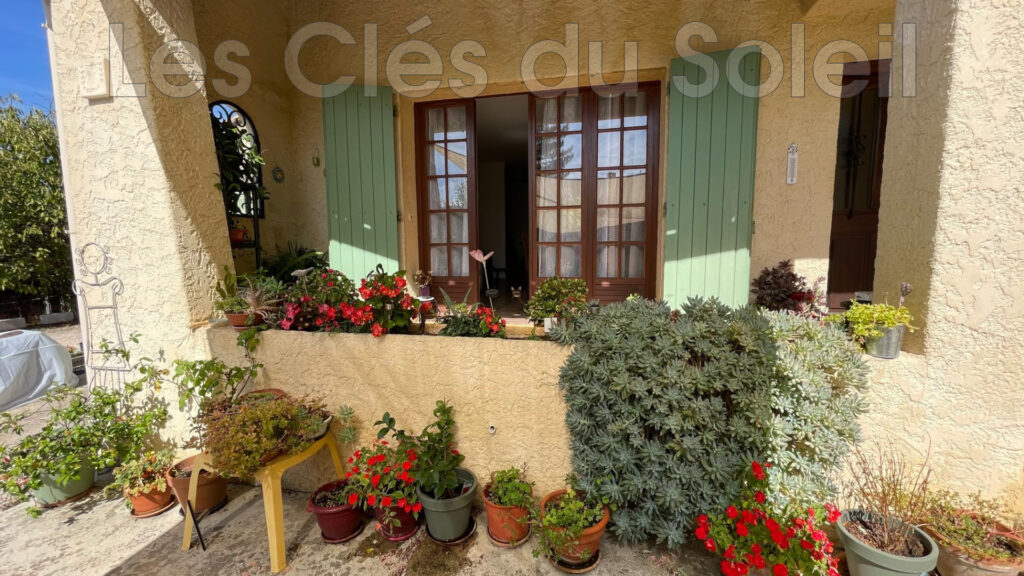 Maison individuelle avec garage à Brignoles  Située dans un se – 6 pièces – 4 chambres – 135.00 m²