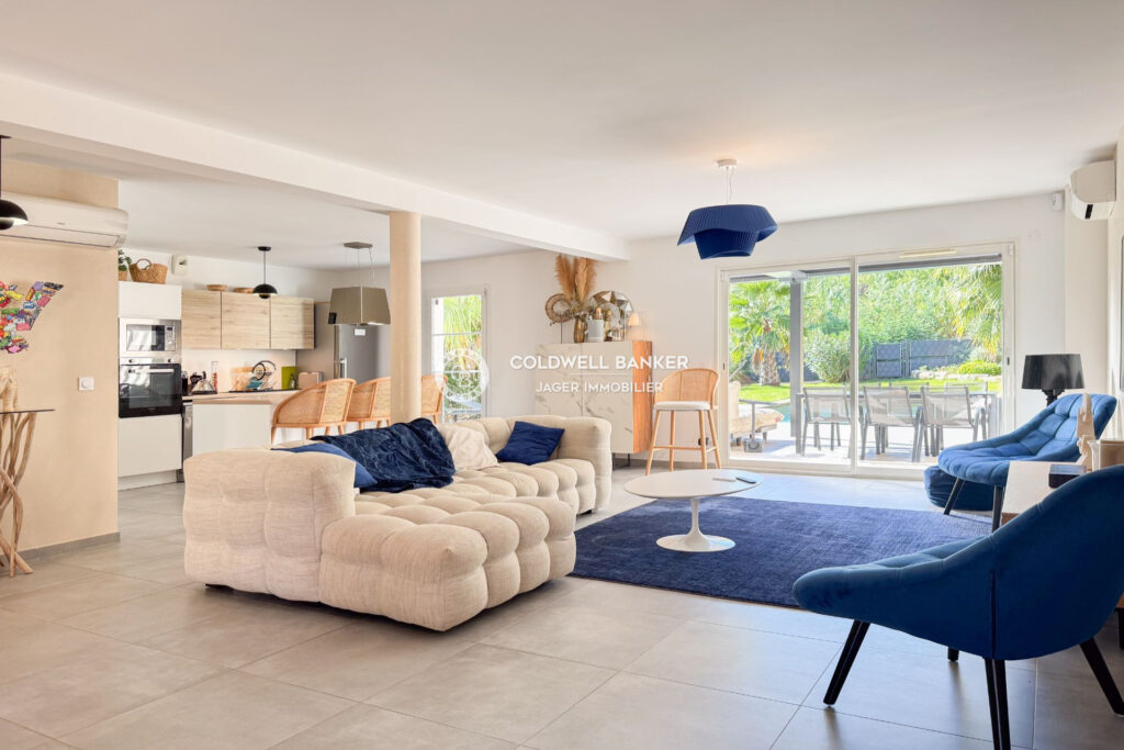 Villa récente avec piscine à pied de la plage  – 5 pièces – 4 chambres – 181.00 m²