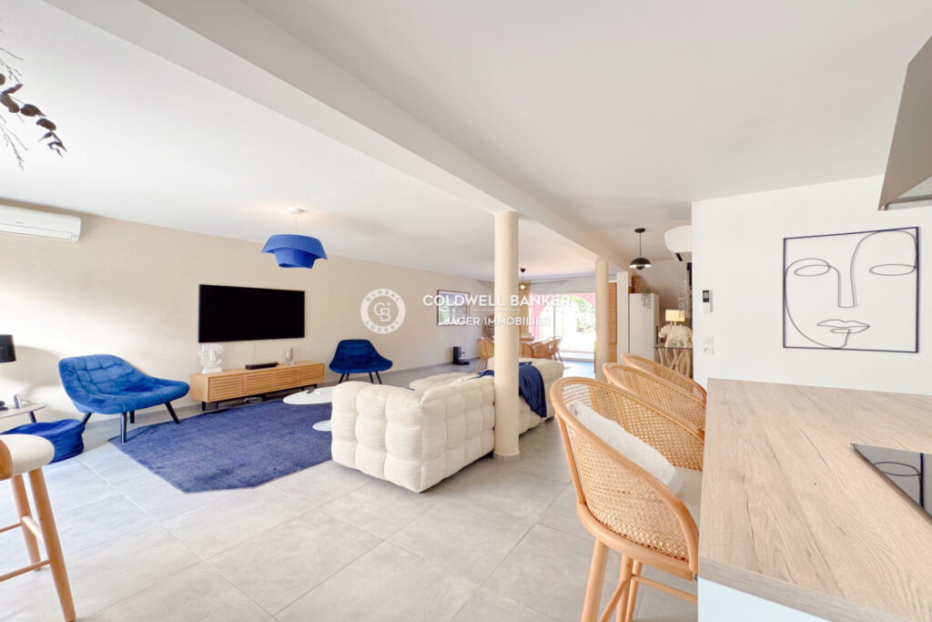 Villa récente avec piscine à pied de la plage  – 5 pièces – 4 chambres – 181.00 m²